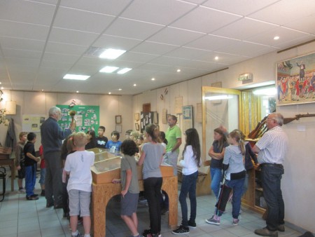 exposition des écoles de la III° Rpublique : visite par les enfants de l'école Pasteur
